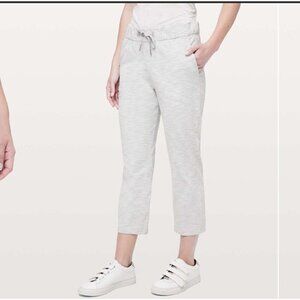 Lululemon On The Fly crop 23”, Gray Striped , Size 4 B103